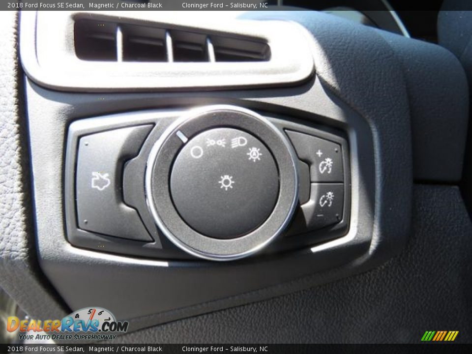2018 Ford Focus SE Sedan Magnetic / Charcoal Black Photo #22