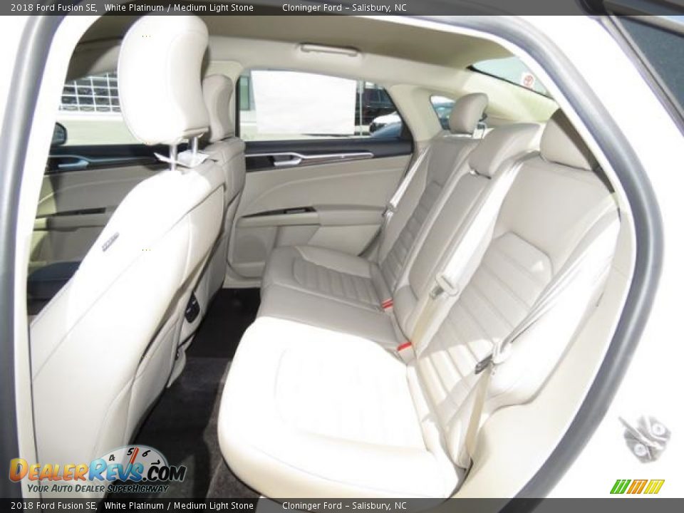 2018 Ford Fusion SE White Platinum / Medium Light Stone Photo #9