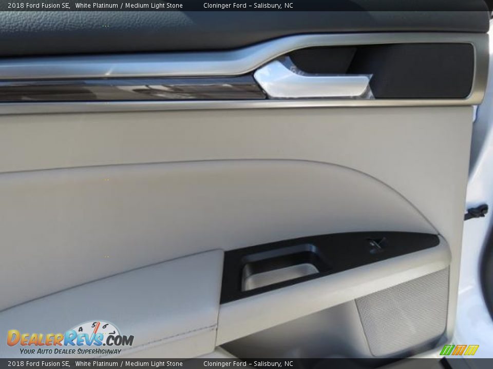 2018 Ford Fusion SE White Platinum / Medium Light Stone Photo #10
