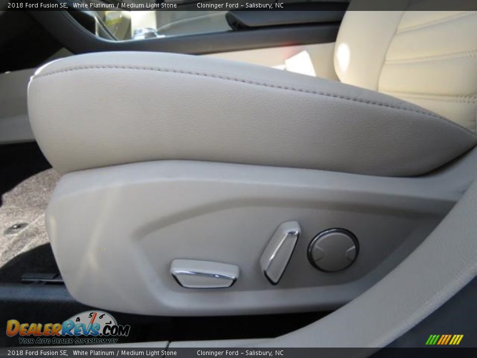 2018 Ford Fusion SE White Platinum / Medium Light Stone Photo #13