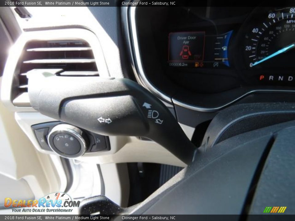 2018 Ford Fusion SE White Platinum / Medium Light Stone Photo #17
