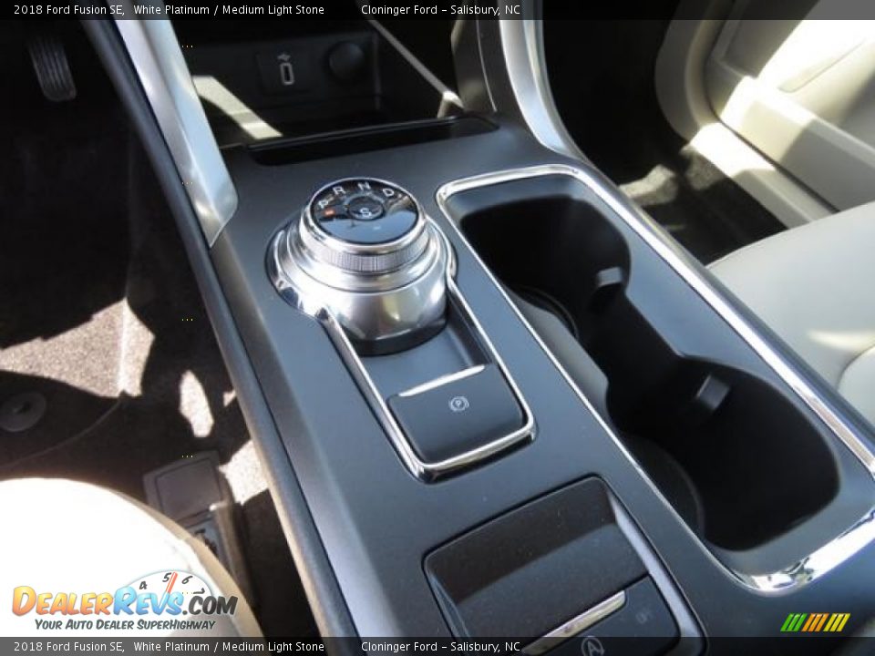 2018 Ford Fusion SE White Platinum / Medium Light Stone Photo #24