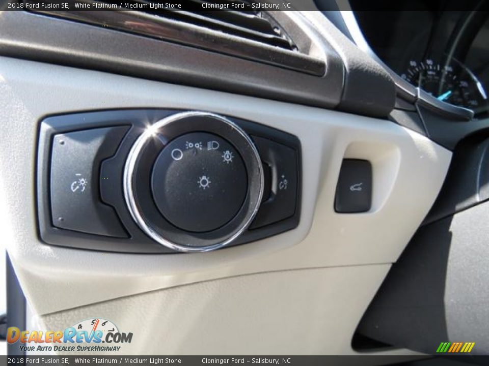 2018 Ford Fusion SE White Platinum / Medium Light Stone Photo #25