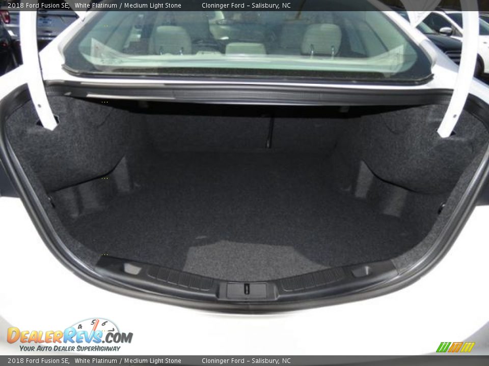 2018 Ford Fusion SE White Platinum / Medium Light Stone Photo #26