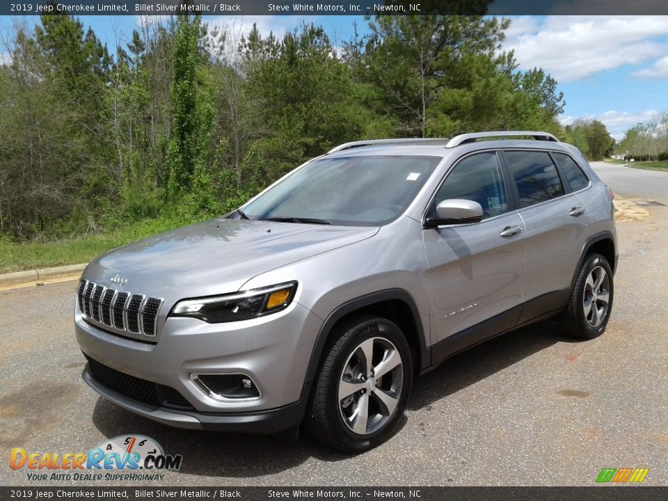Front 3/4 View of 2019 Jeep Cherokee Limited Photo #2