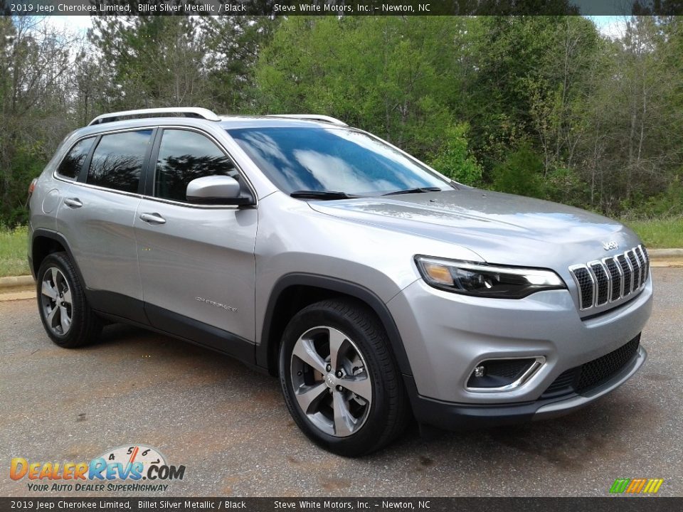 Front 3/4 View of 2019 Jeep Cherokee Limited Photo #4