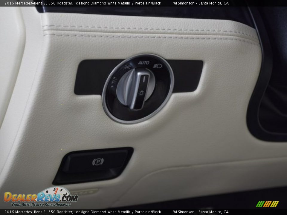 Controls of 2016 Mercedes-Benz SL 550 Roadster Photo #25