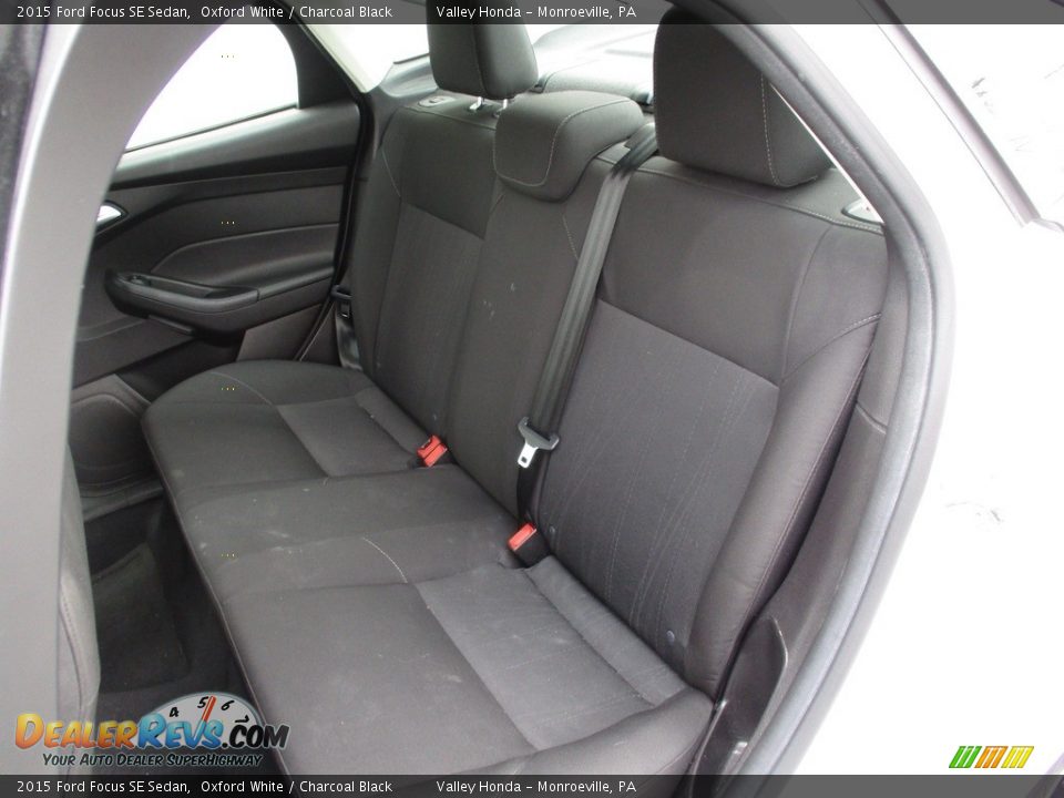 2015 Ford Focus SE Sedan Oxford White / Charcoal Black Photo #13