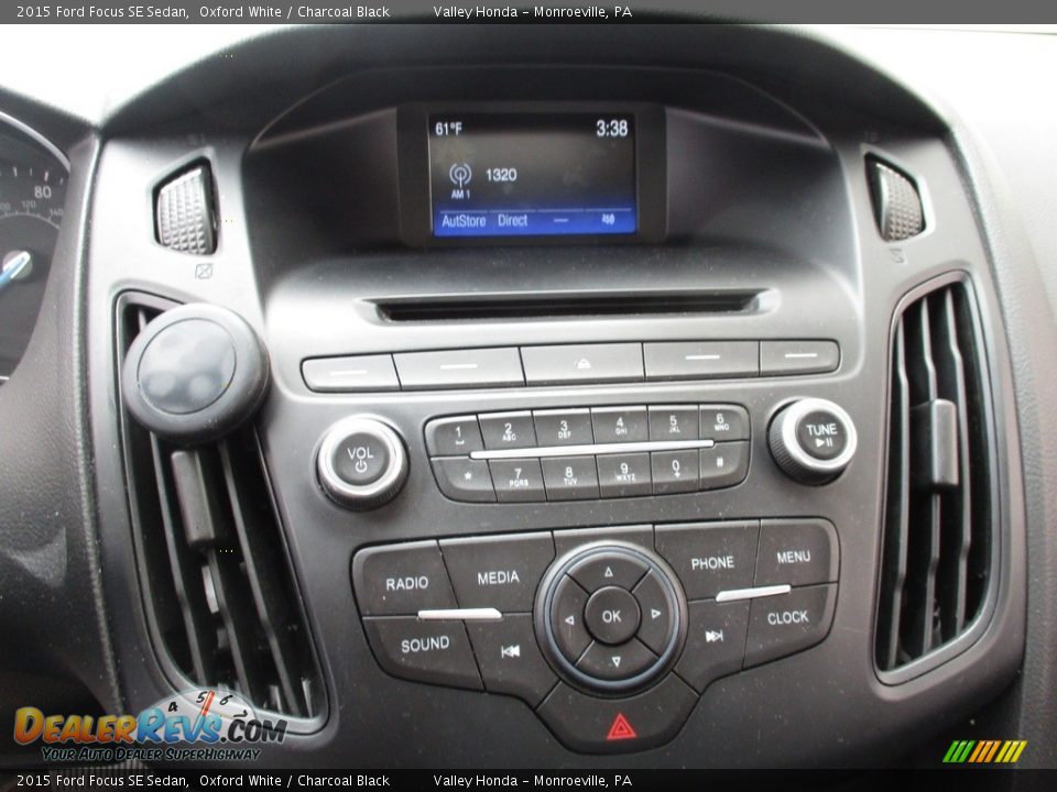 2015 Ford Focus SE Sedan Oxford White / Charcoal Black Photo #17