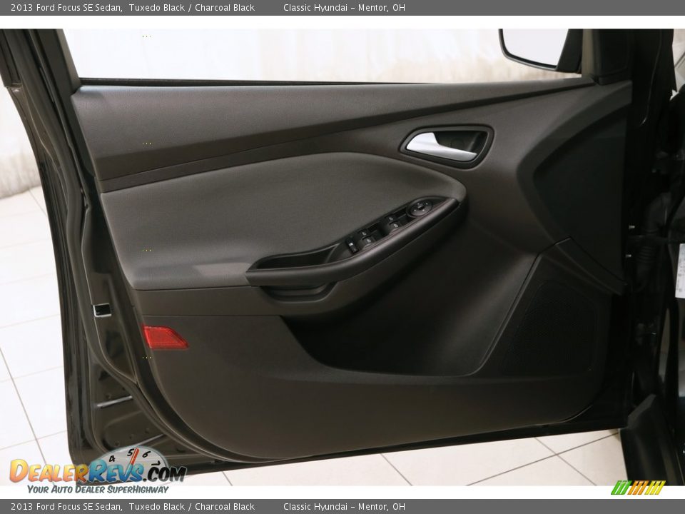 2013 Ford Focus SE Sedan Tuxedo Black / Charcoal Black Photo #4