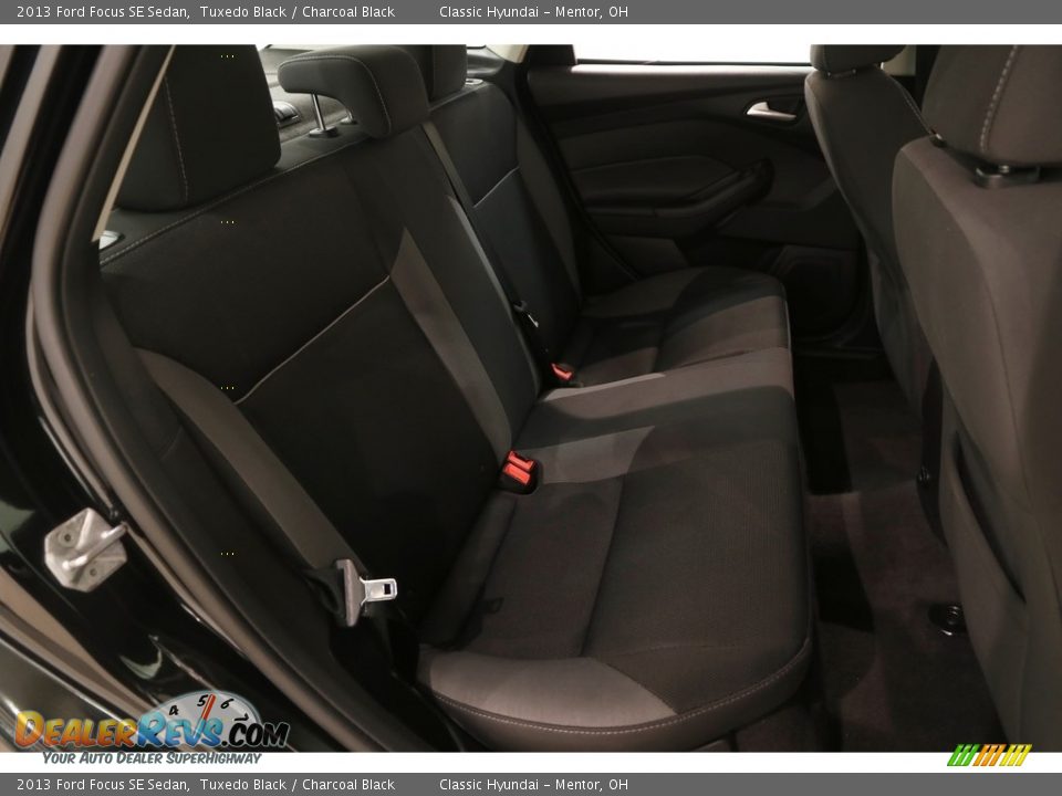 2013 Ford Focus SE Sedan Tuxedo Black / Charcoal Black Photo #17