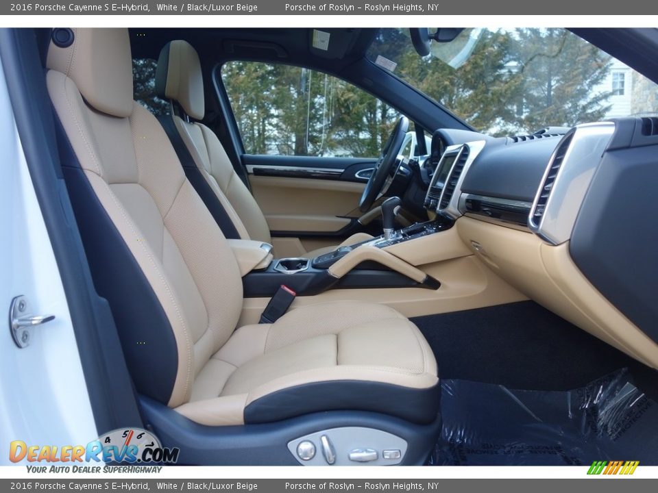 Front Seat of 2016 Porsche Cayenne S E-Hybrid Photo #14