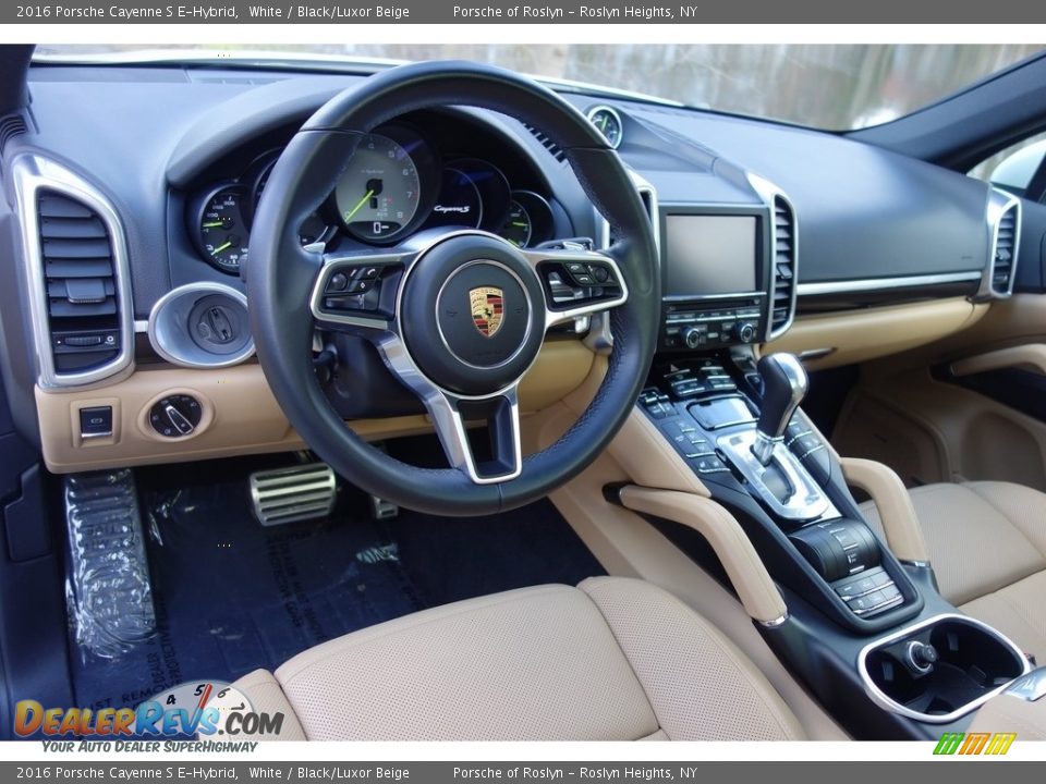 Dashboard of 2016 Porsche Cayenne S E-Hybrid Photo #17