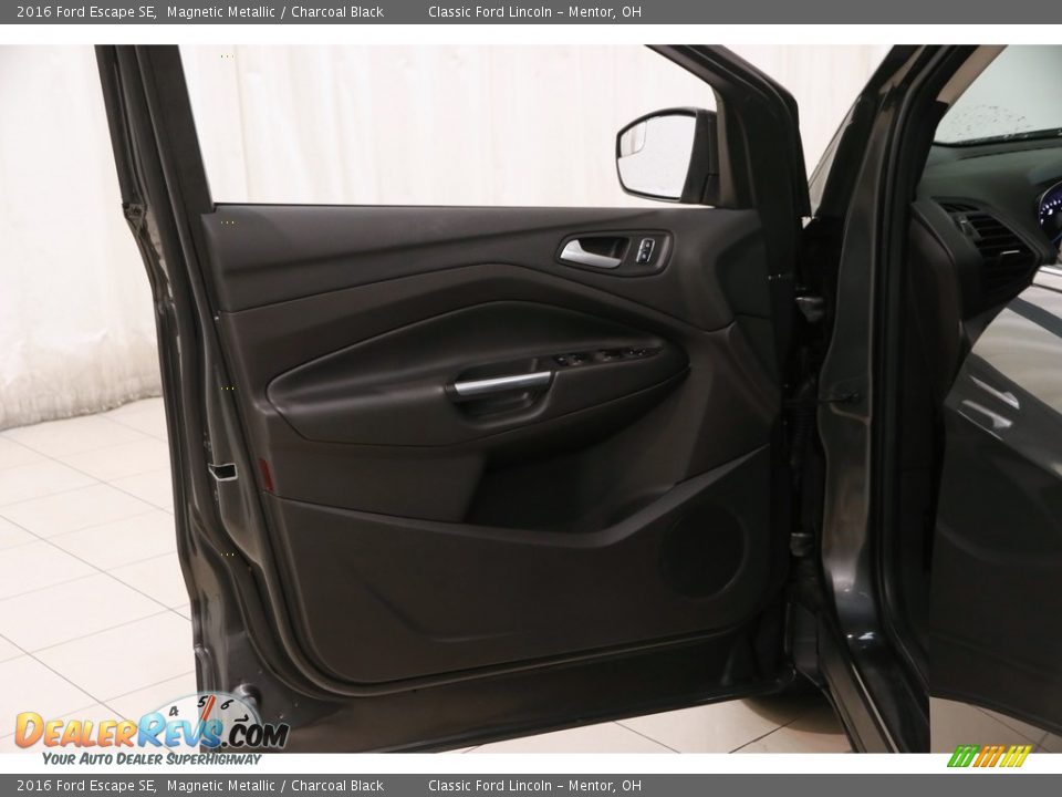 2016 Ford Escape SE Magnetic Metallic / Charcoal Black Photo #4
