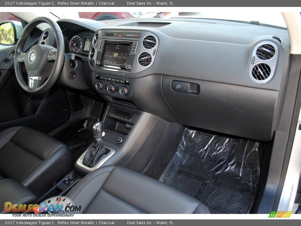 2017 Volkswagen Tiguan S Reflex Silver Metallic / Charcoal Photo #18