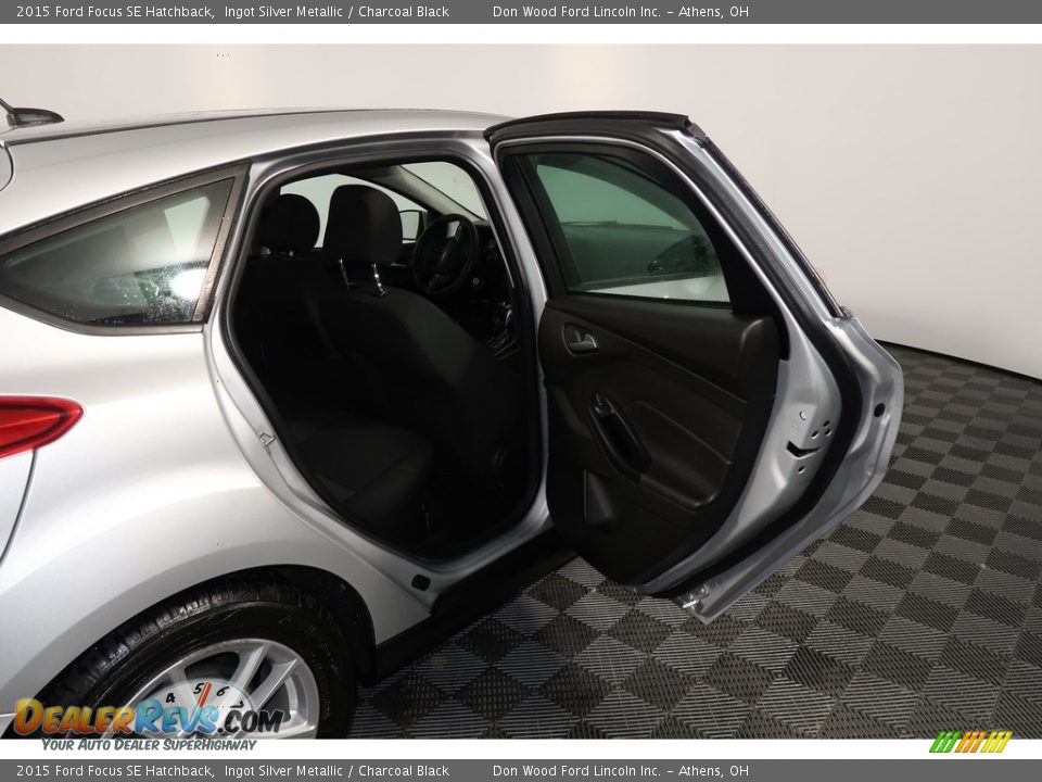 2015 Ford Focus SE Hatchback Ingot Silver Metallic / Charcoal Black Photo #28