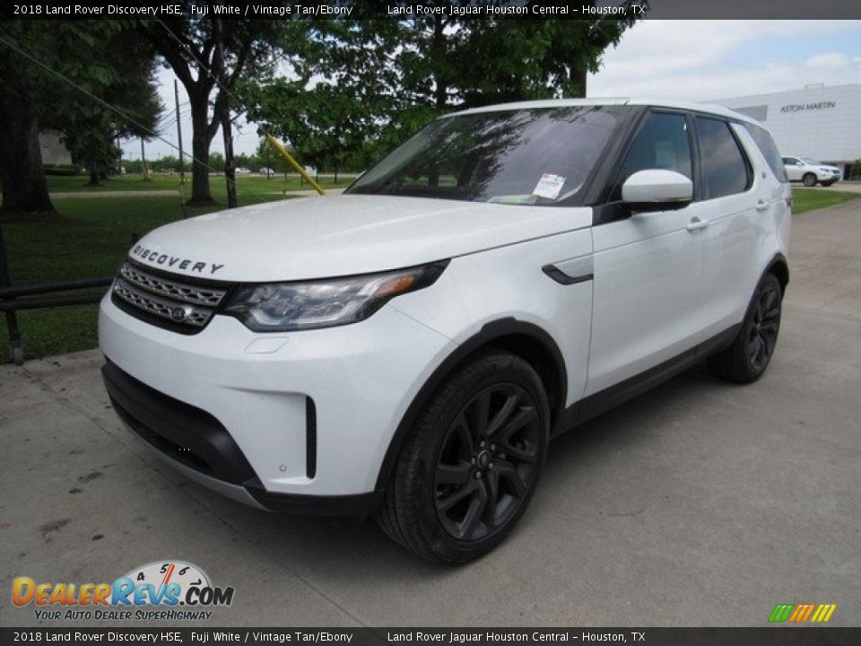 Front 3/4 View of 2018 Land Rover Discovery HSE Photo #10