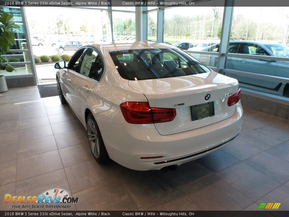 2018 BMW 3 Series 330i xDrive Sedan Alpine White / Black Photo #2
