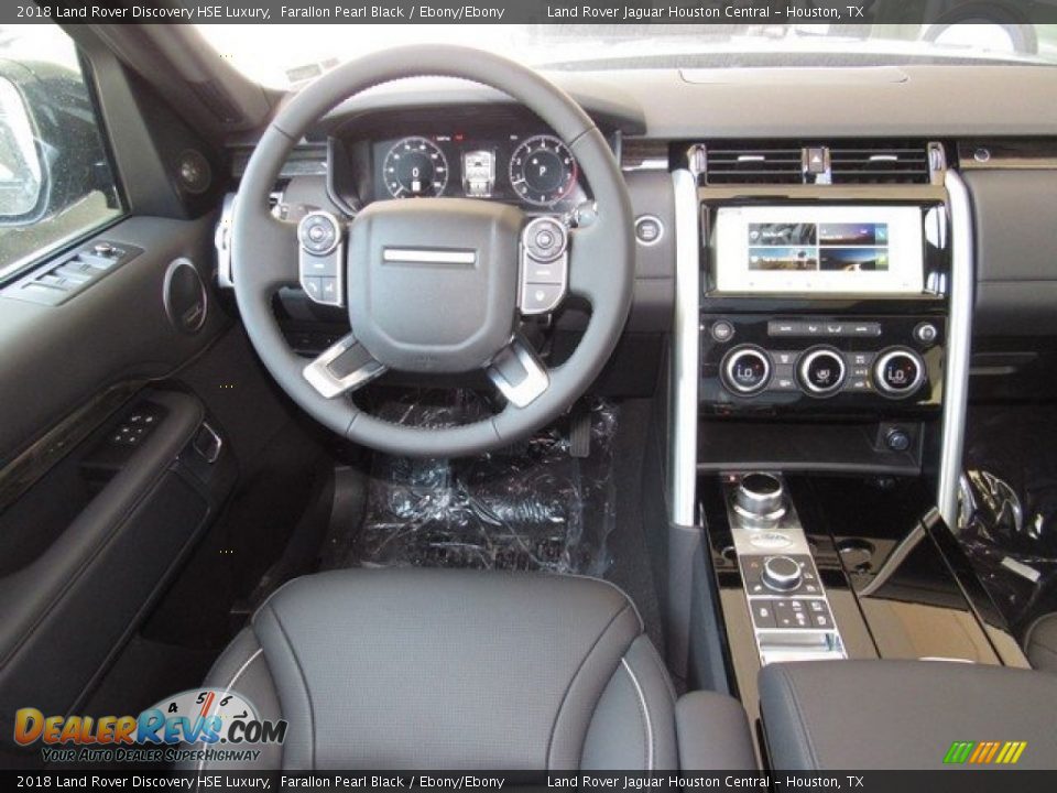 Dashboard of 2018 Land Rover Discovery HSE Luxury Photo #14