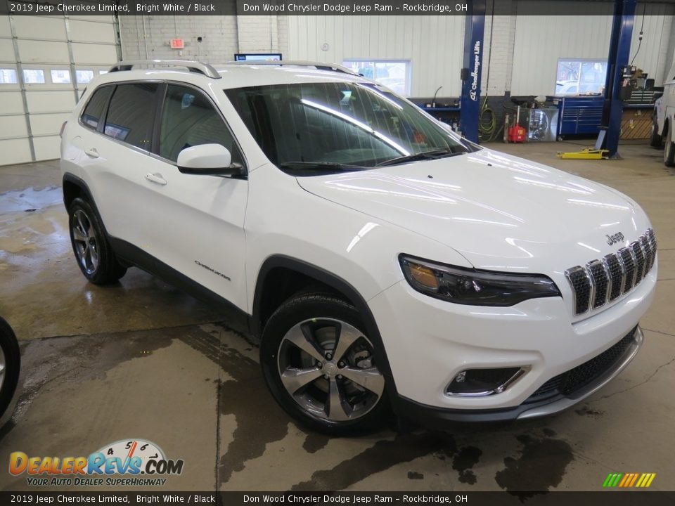 Front 3/4 View of 2019 Jeep Cherokee Limited Photo #3