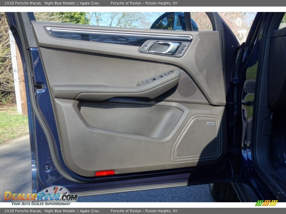 Door Panel of 2018 Porsche Macan  Photo #11