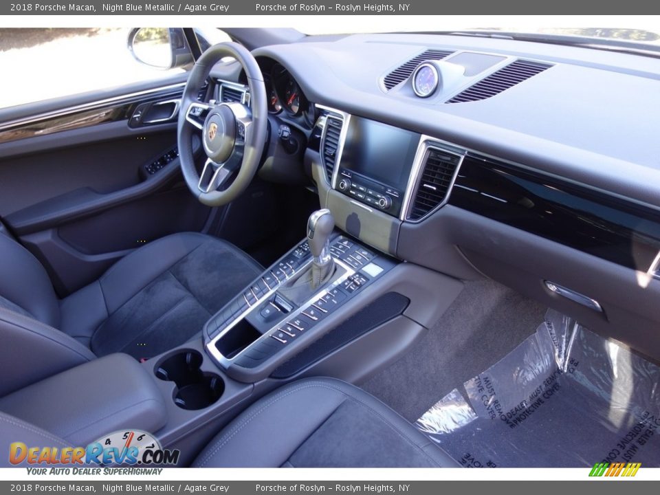 Front Seat of 2018 Porsche Macan  Photo #15