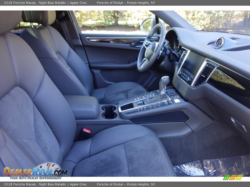 Front Seat of 2018 Porsche Macan  Photo #16
