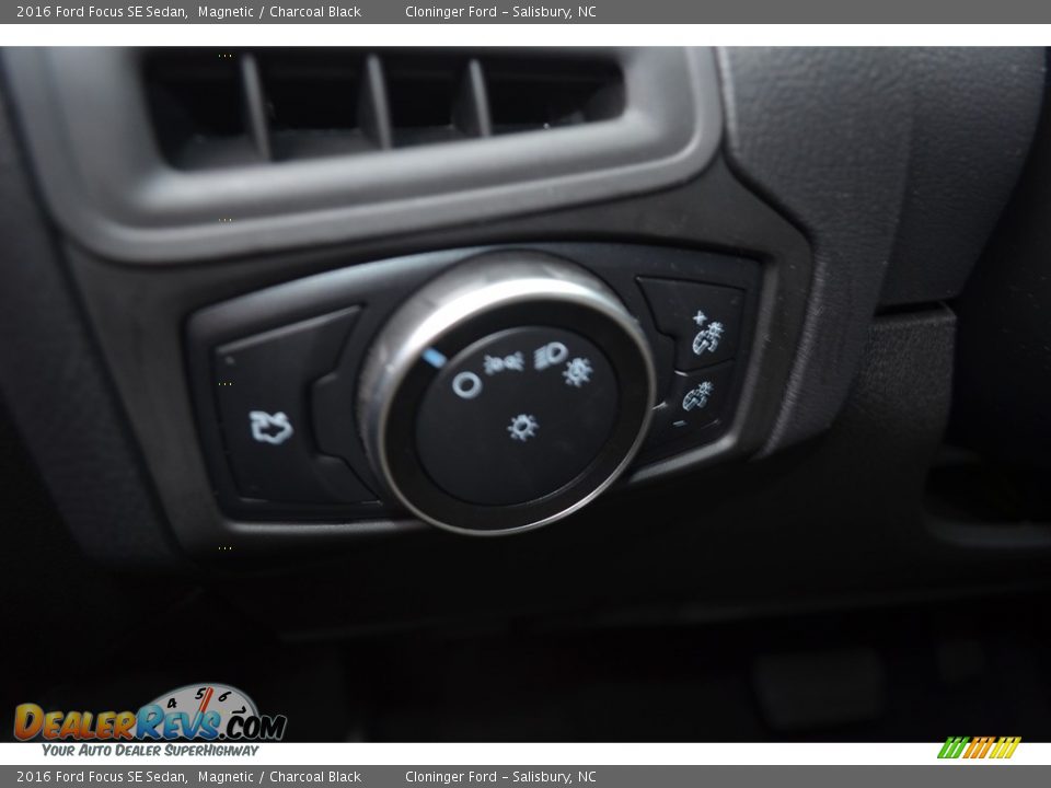 2016 Ford Focus SE Sedan Magnetic / Charcoal Black Photo #21