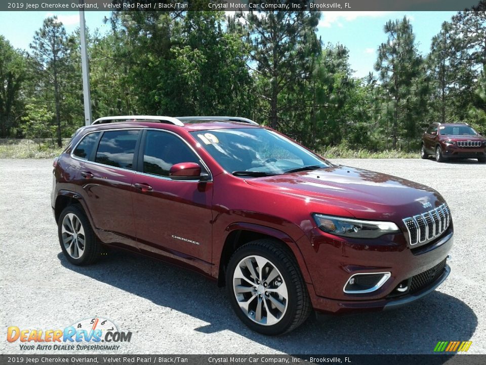 Front 3/4 View of 2019 Jeep Cherokee Overland Photo #7