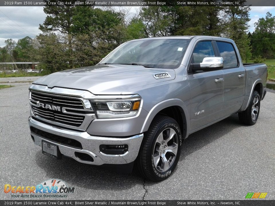 Front 3/4 View of 2019 Ram 1500 Laramie Crew Cab 4x4 Photo #2