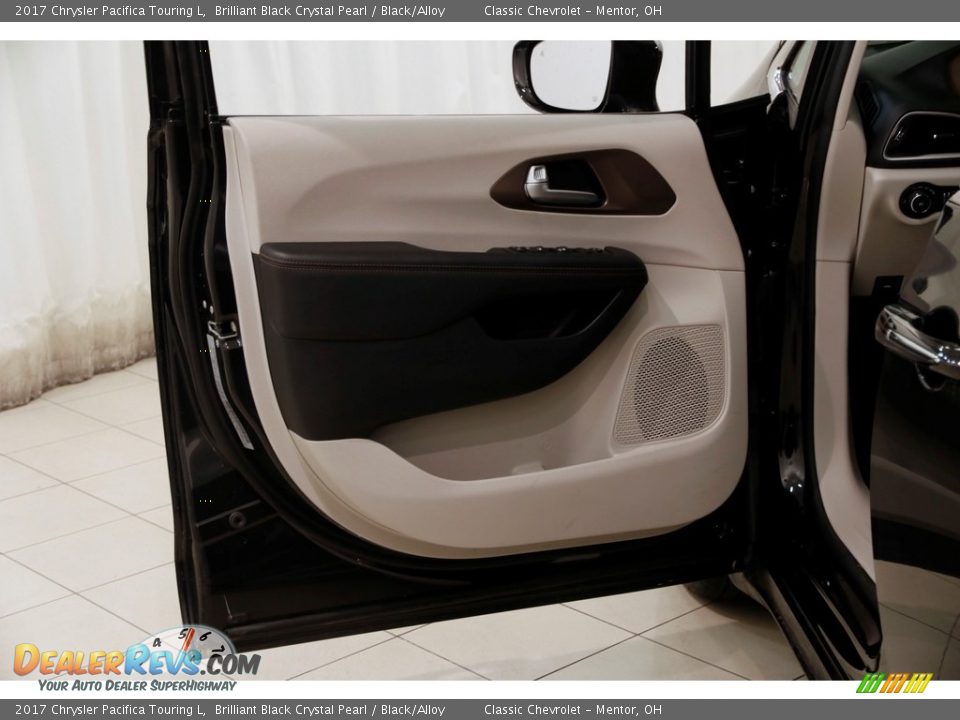2017 Chrysler Pacifica Touring L Brilliant Black Crystal Pearl / Black/Alloy Photo #4