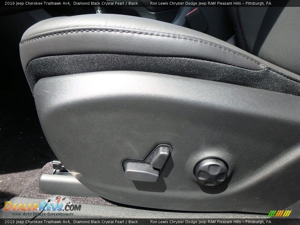 2019 Jeep Cherokee Trailhawk 4x4 Diamond Black Crystal Pearl / Black Photo #15