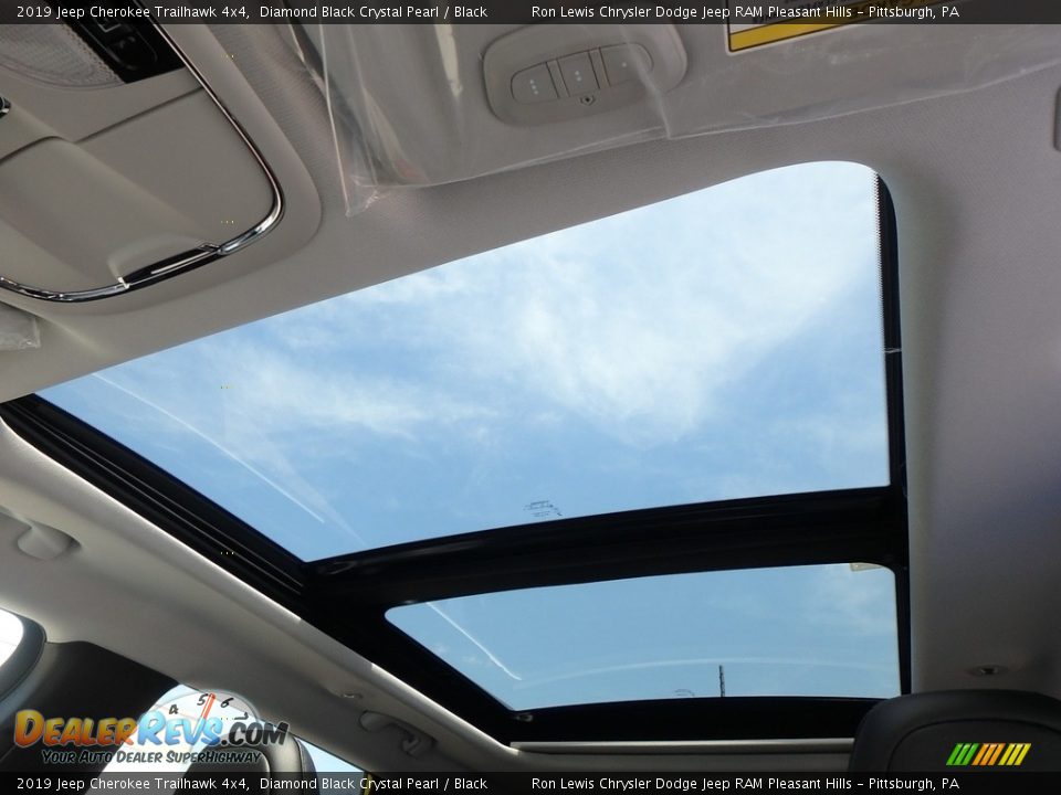 2019 Jeep Cherokee Trailhawk 4x4 Diamond Black Crystal Pearl / Black Photo #16