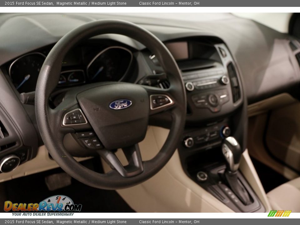 2015 Ford Focus SE Sedan Magnetic Metallic / Medium Light Stone Photo #6