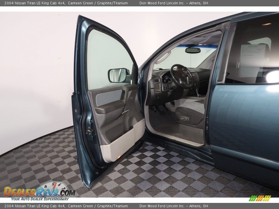 2004 Nissan Titan LE King Cab 4x4 Canteen Green / Graphite/Titanium Photo #22