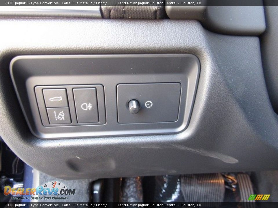 Controls of 2018 Jaguar F-Type Convertible Photo #24