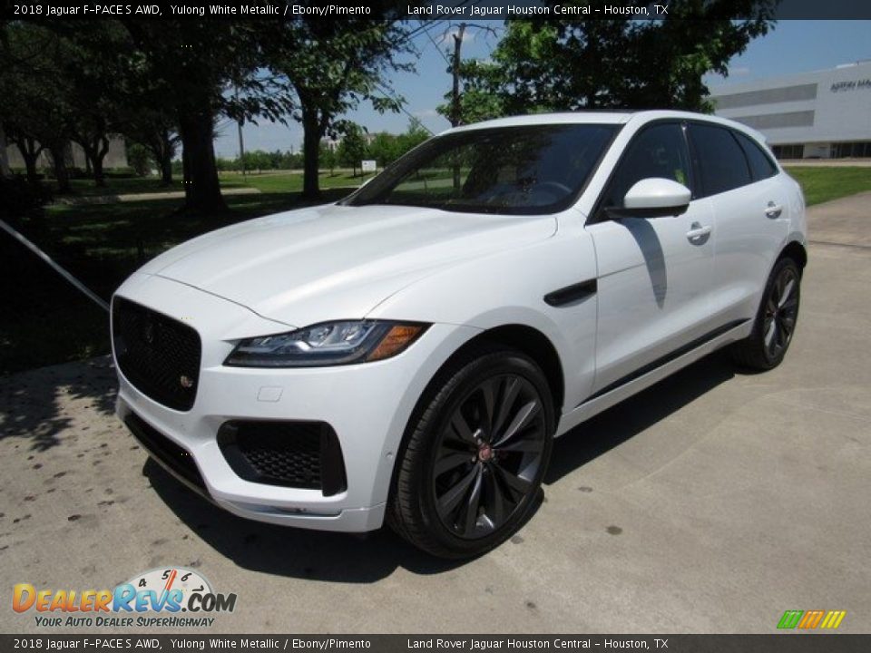 Front 3/4 View of 2018 Jaguar F-PACE S AWD Photo #10