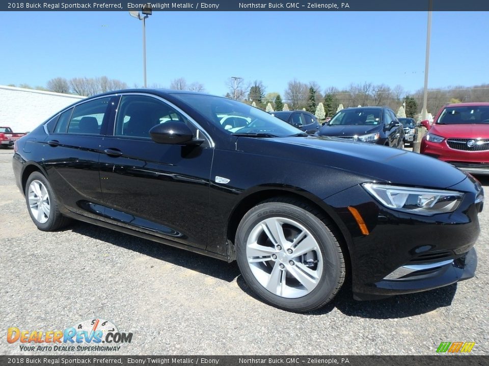 Front 3/4 View of 2018 Buick Regal Sportback Preferred Photo #3