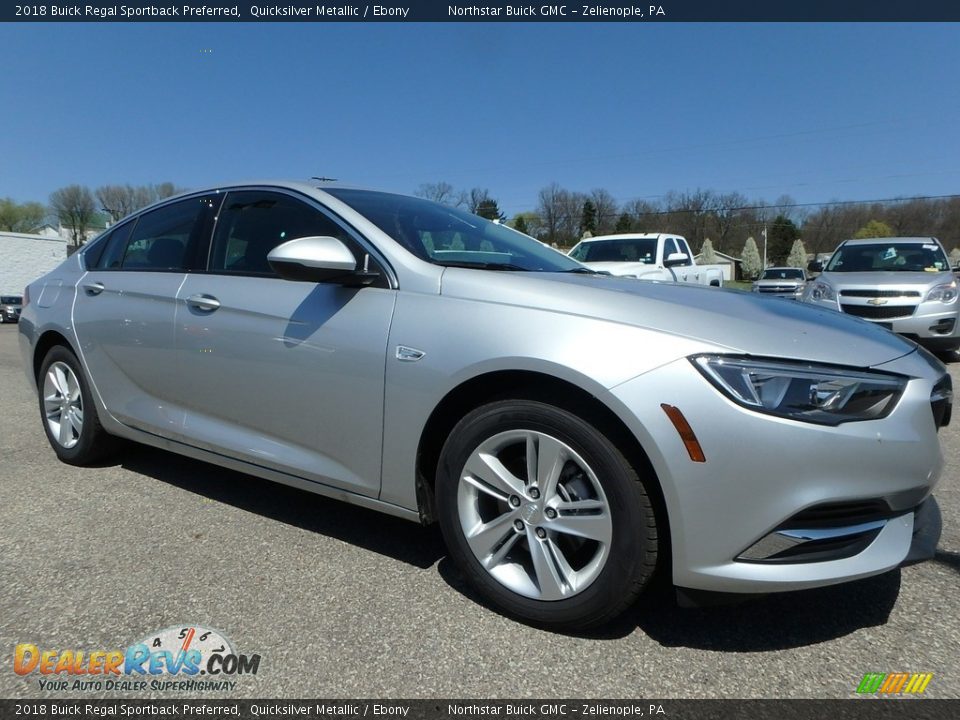 Front 3/4 View of 2018 Buick Regal Sportback Preferred Photo #3