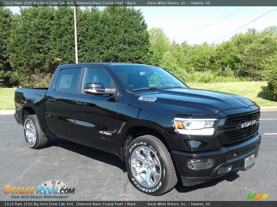 Front 3/4 View of 2019 Ram 1500 Big Horn Crew Cab 4x4 Photo #4
