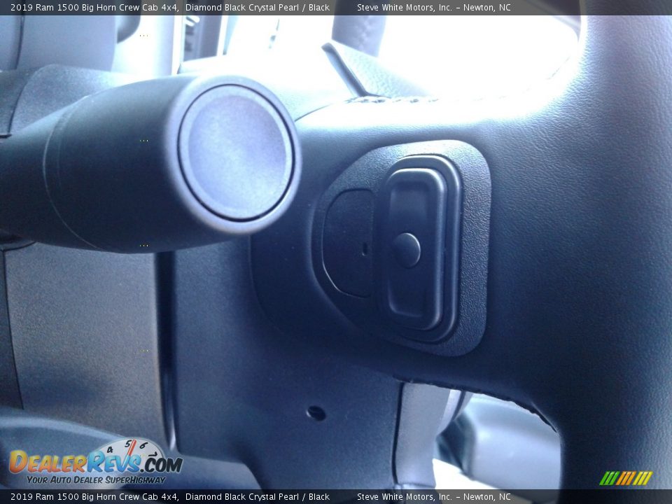 2019 Ram 1500 Big Horn Crew Cab 4x4 Diamond Black Crystal Pearl / Black Photo #17