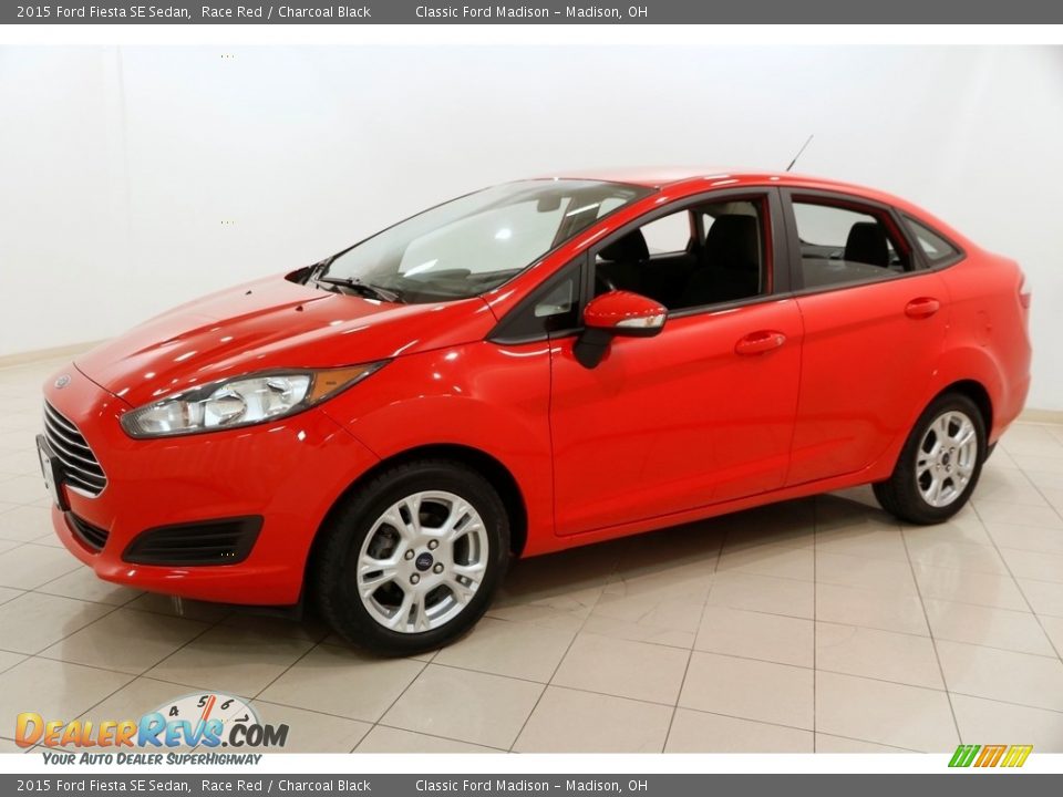Front 3/4 View of 2015 Ford Fiesta SE Sedan Photo #3