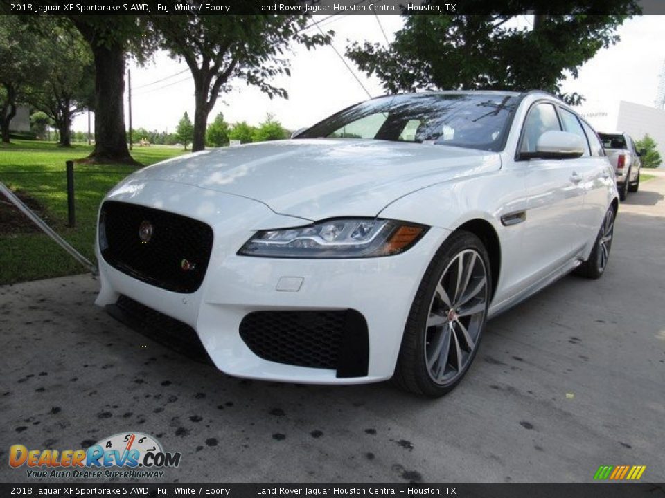 Front 3/4 View of 2018 Jaguar XF Sportbrake S AWD Photo #10