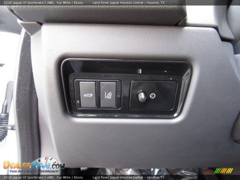 Controls of 2018 Jaguar XF Sportbrake S AWD Photo #27
