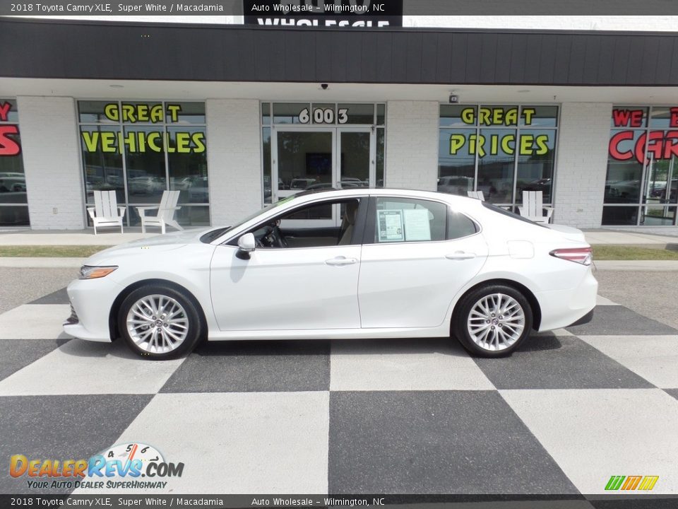 2018 Toyota Camry XLE Super White / Macadamia Photo #1