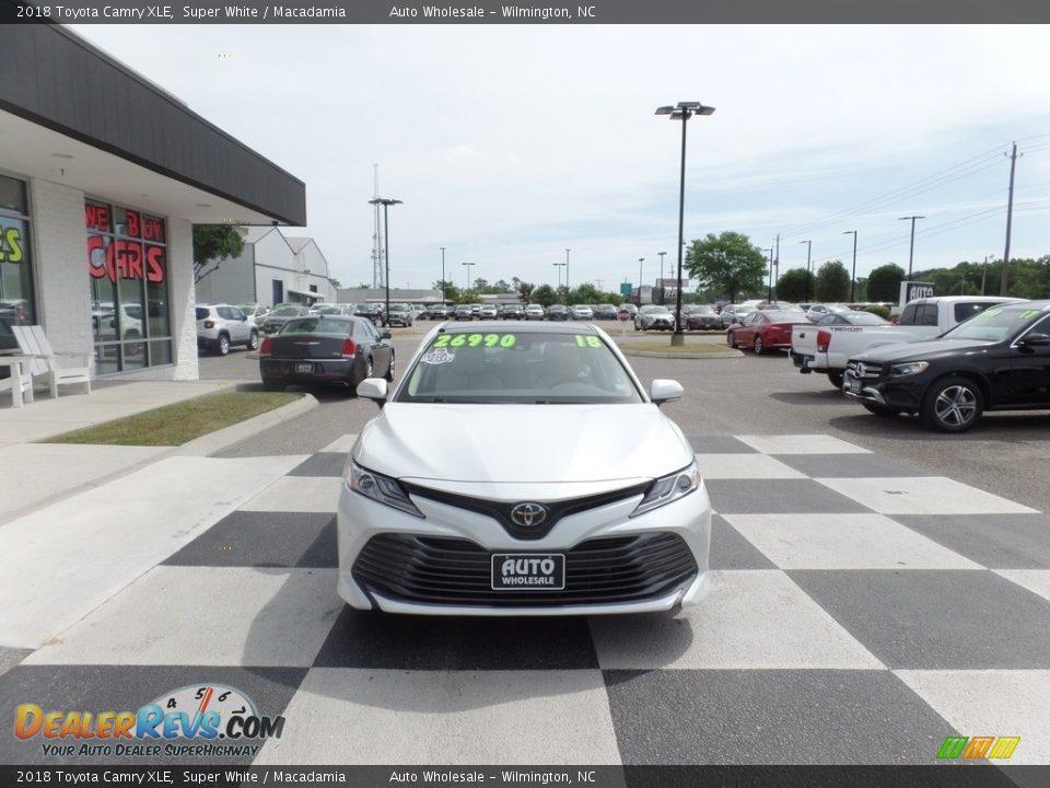 2018 Toyota Camry XLE Super White / Macadamia Photo #2
