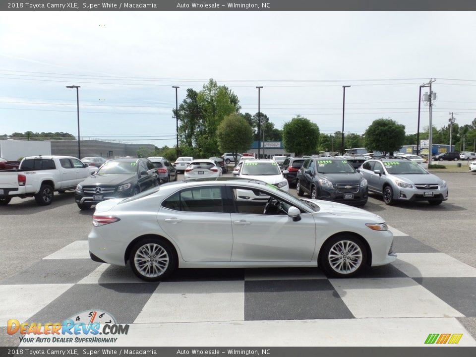2018 Toyota Camry XLE Super White / Macadamia Photo #3