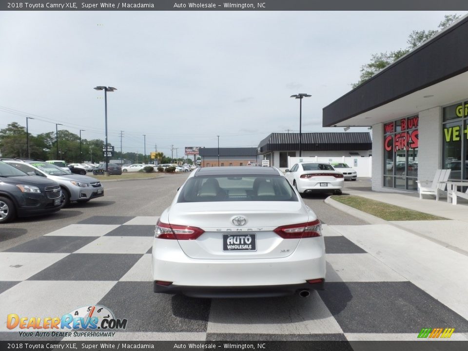 2018 Toyota Camry XLE Super White / Macadamia Photo #4
