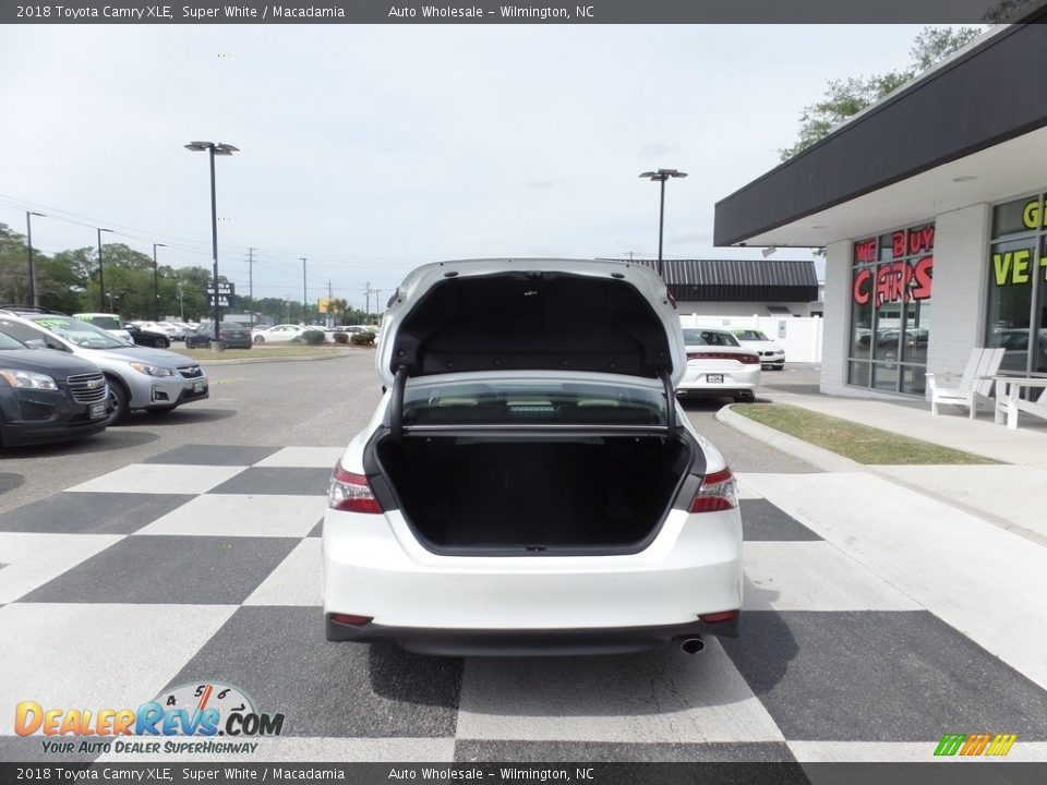 2018 Toyota Camry XLE Super White / Macadamia Photo #5