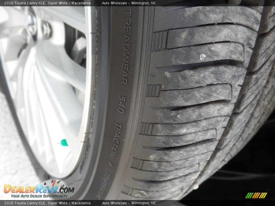 2018 Toyota Camry XLE Super White / Macadamia Photo #8